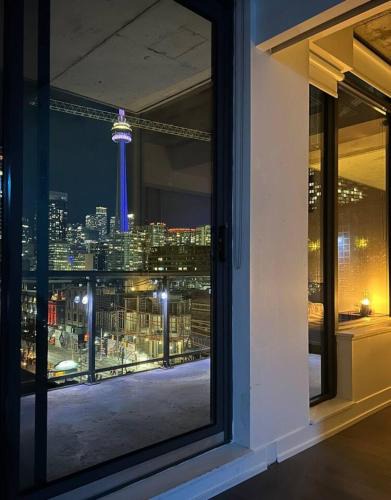 Fashion District Apartment | Chic 1BDR Loft with Office Space-Heart of Toronto