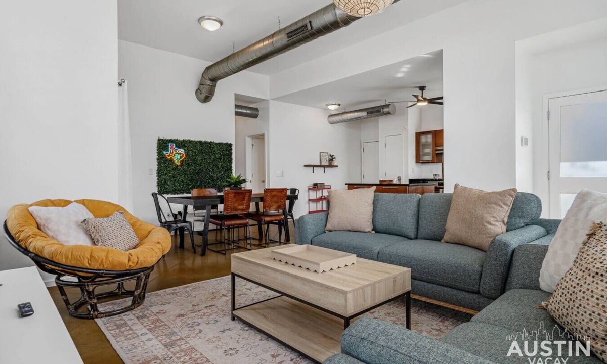 South Lamar House | Colorful Casa w BBQ & EV Charger Mins to City Nightlife - Stroll S Lamar & SoCo!
