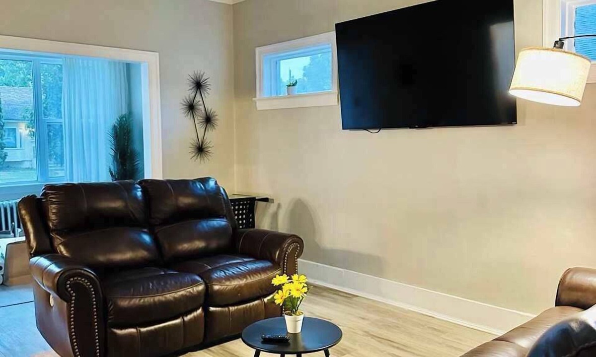 St. James House | Come in a large group/Sleeps 14/7 Min to Airport