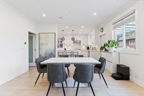 Hastings House | Comfy & Spacious 5BR Home in Vancouver for Groups