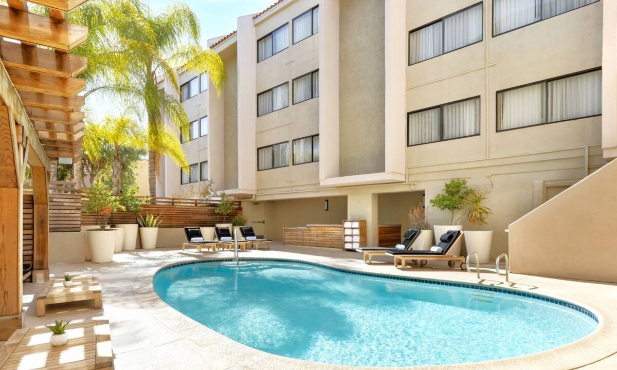 Calabasas House | Convenient Stay, Superb Location! 4 Family-friendly Units, Dogs Allowed, Pool