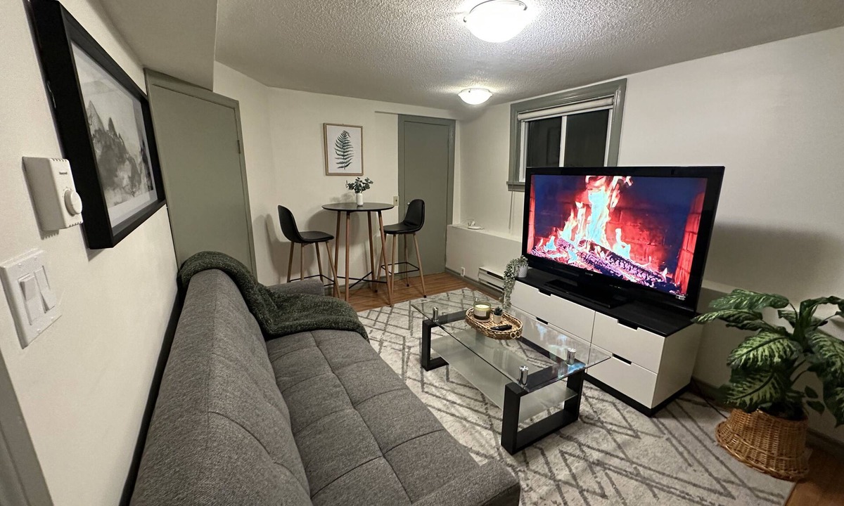 Hastings House | Cozy 1 bed/1 bath suite, 20min to downtown, near transit & grocery stores