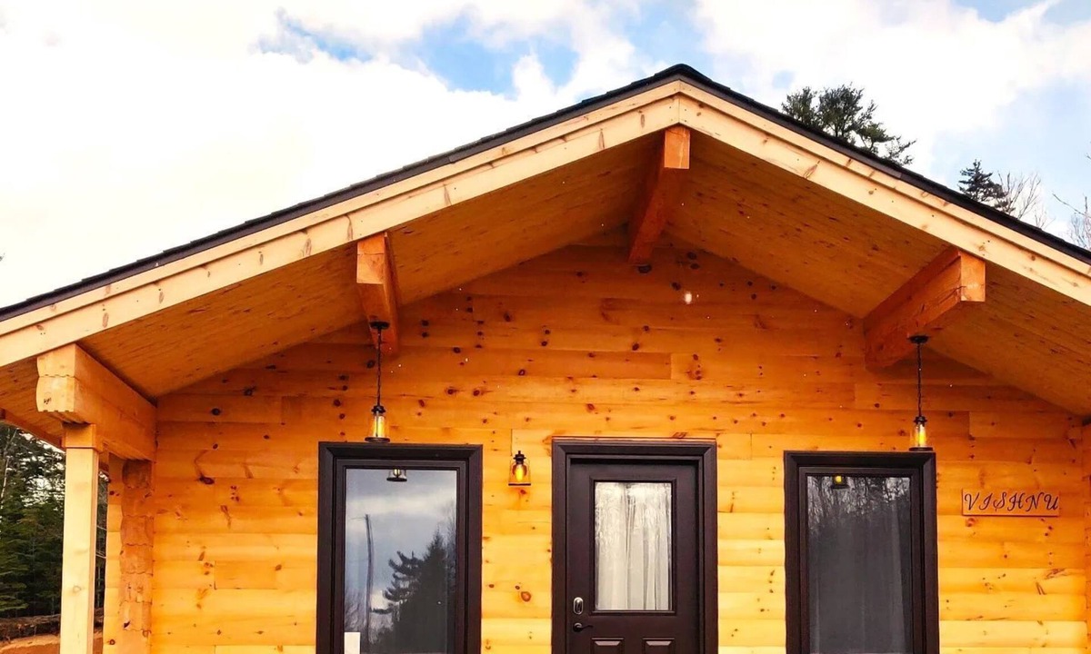 Smiths Corner Cottage | Cozy 2 BR Log Cottage w/Firepit Bbq,close to lakes, vineyards, zipline & Skiing