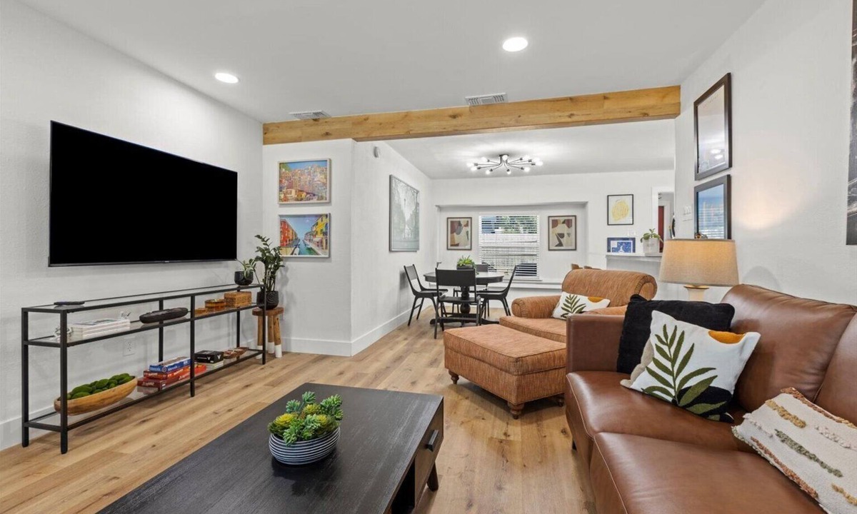 Central Arlington House | Cozy Arlington Bungalow 4/Mins to AT&T Stadium/Globe Life Field