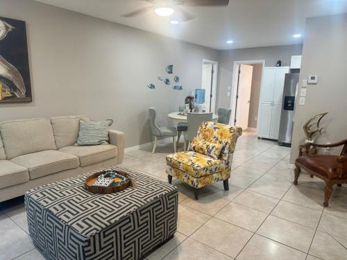 South Venice House | Cozy Coastal Retreat 6 minutes to the Beach