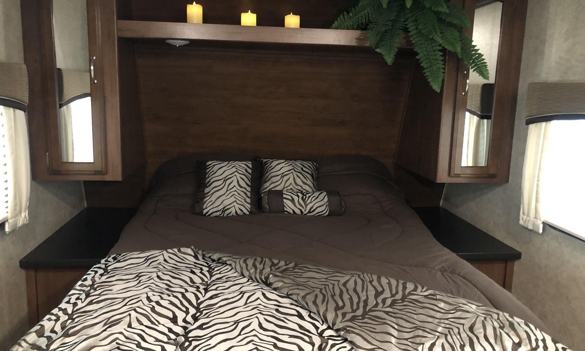 East Dalhousie House | Cozy Couples Glamping just a few minutes to the lake