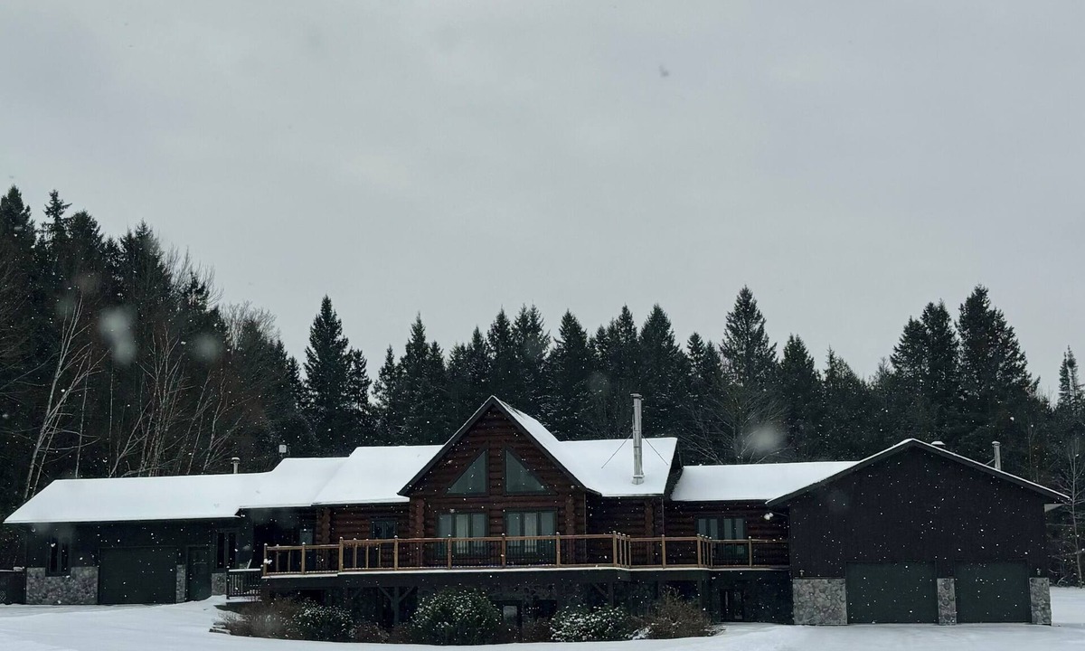 Champlain Ski Chalet | Cozy Crimson Chalet with Retro Theme Kitchen!
