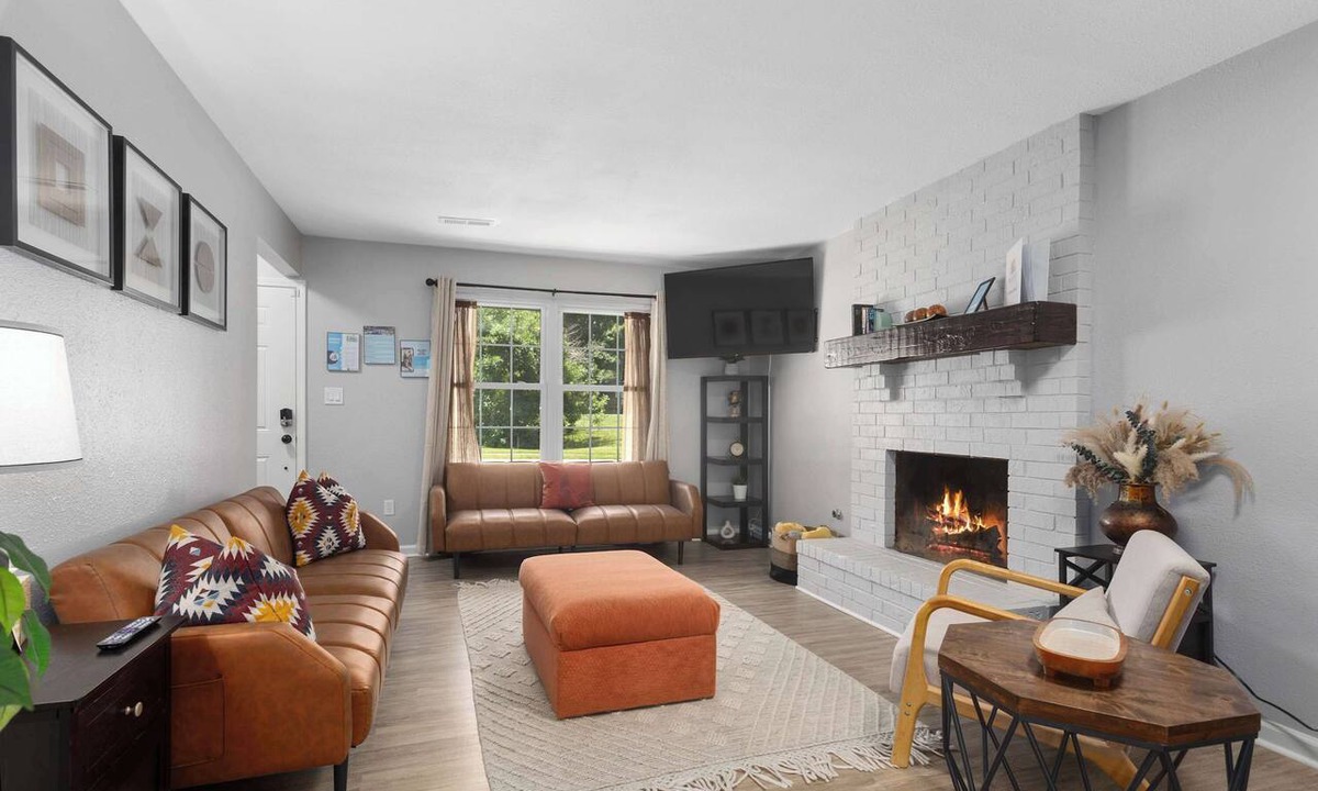 Blue Springs House | Cozy home Sleeps 9 3King Beds 15 mins to Arrowhead