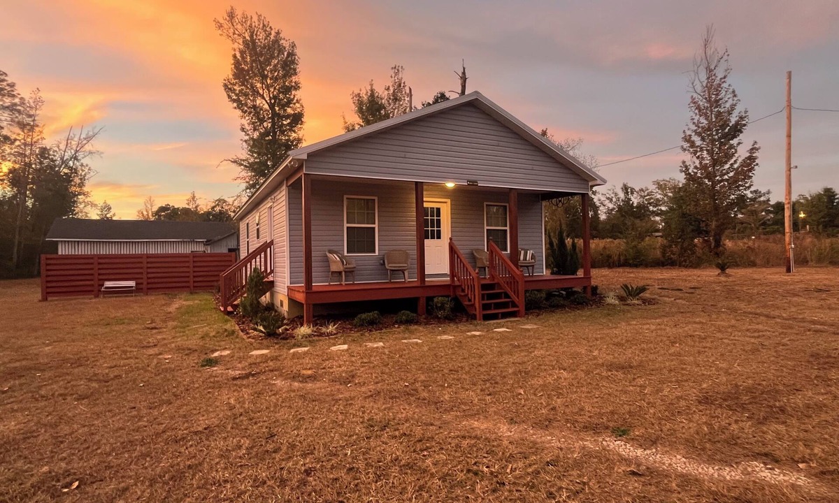 Blountstown Cottage | Cozy Modern 2-bedroom cottage-family friendly with large yard
