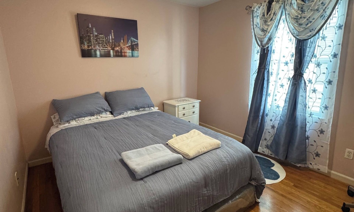 North Ironbound Apartment | Cozy Room in Apt 15 minutes from MetLife Stadium