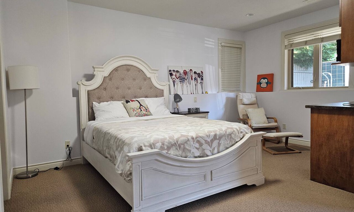 Southwest Mission House | Cozy studio room with a private entrance in Upper Mission, Kelowna