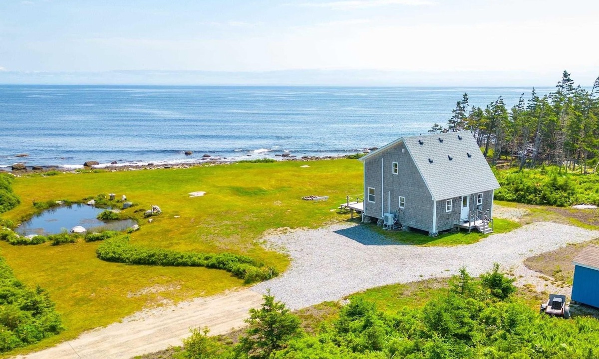 Ingomar Cottage | Cozy, tranquil waterfront retreat with a stunning oceanfront view in the pines.