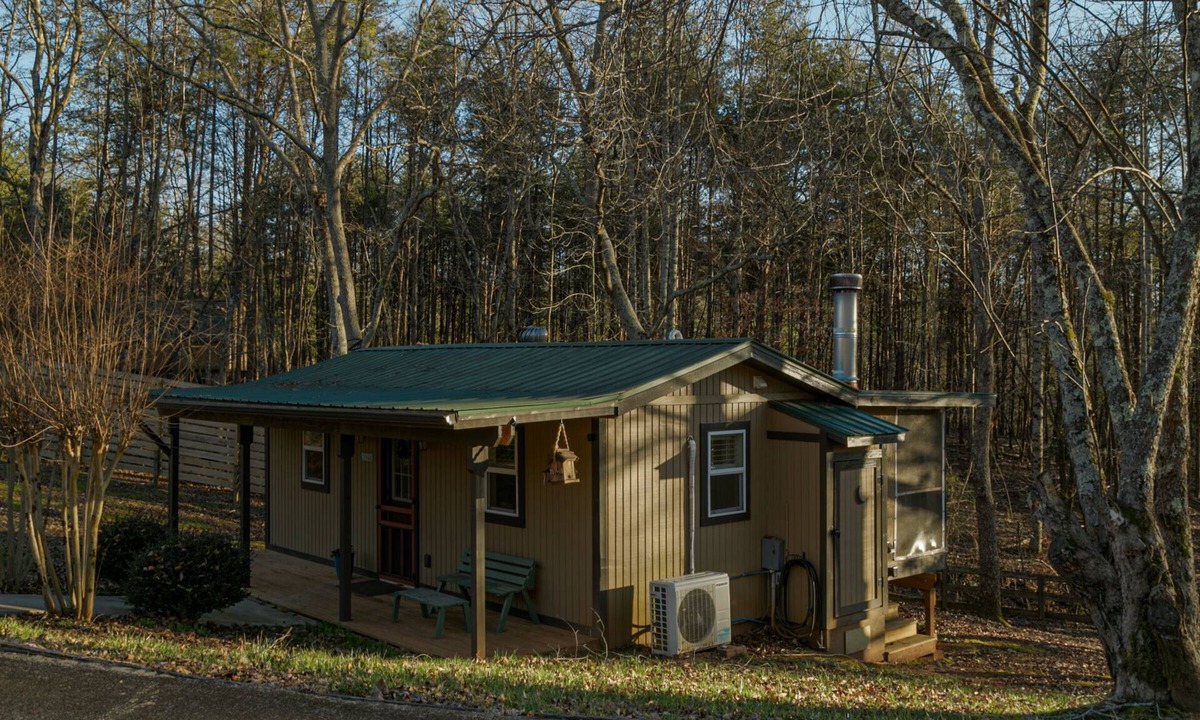 Cleveland Cabin | Cozy Waterfront Escape near Helen & Vineyards FREE night with 3 night stay