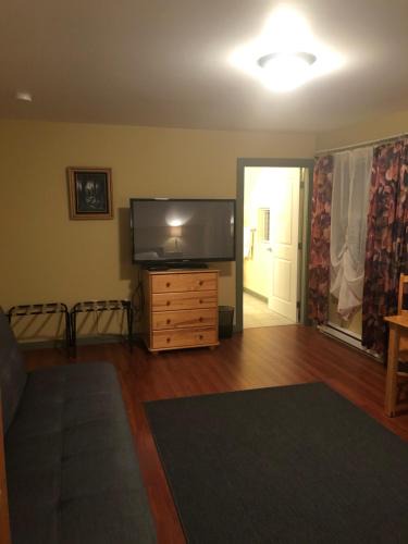 Cawston Bed & Breakfast | Crowsnest Vineyards Guesthouse