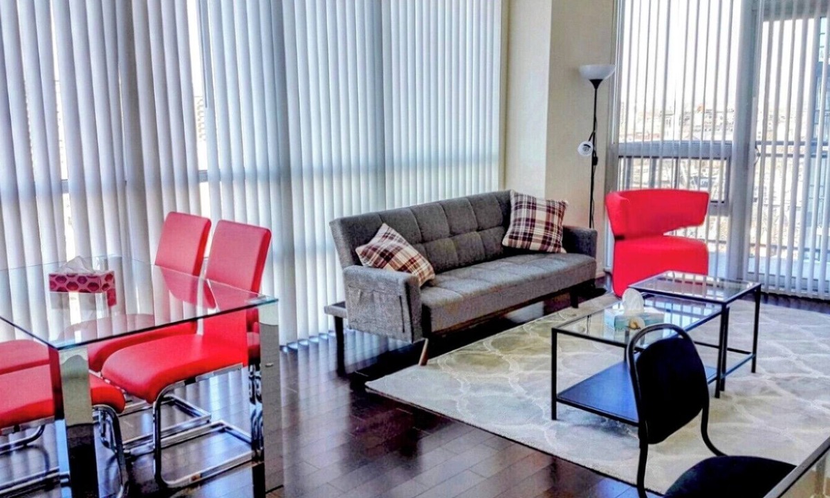 Old Town Condo | Downtown Bright & Modern Condo With Free Gym