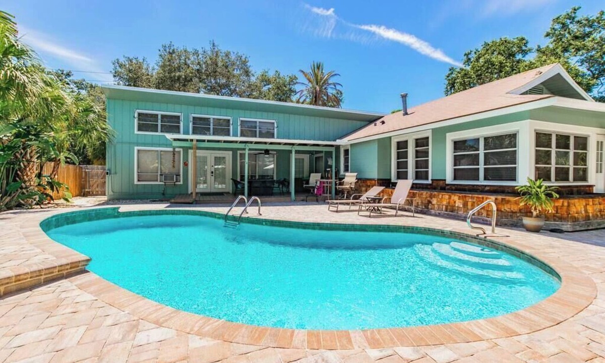 Dunedin House | Downtown Dunedin B&B/Sleeps 12! Private Pool, Easy Walk to Downtown!