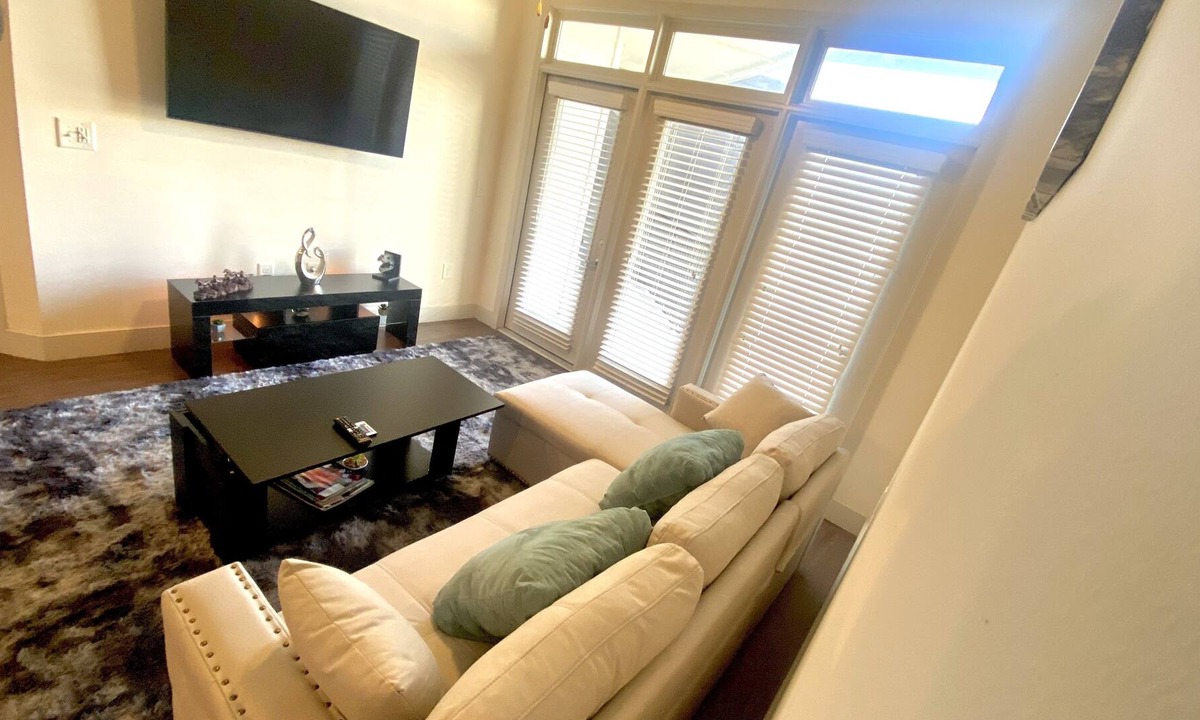 Oakland Apartment | Downtown modern home