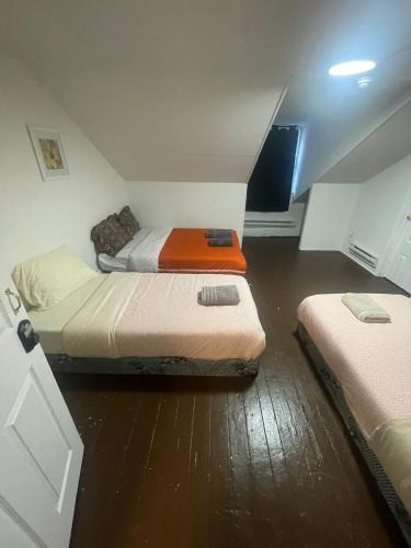 Bay Street Corridor House | Downtown Yonge & Dundas Suite For Large Family Group - Private Washroom-Free Wifi-Self Chekin