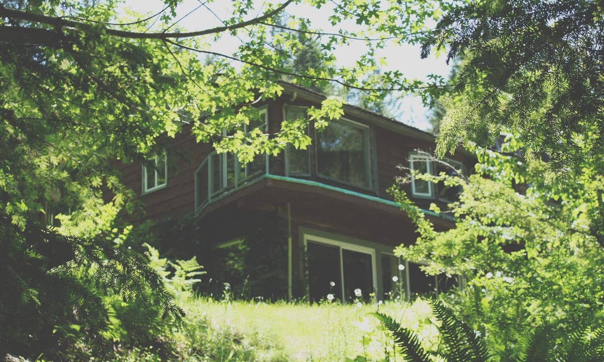 Shawnigan Lake House | Eaglenest Sanctuary - Rustic and Serene Riverfront Stay