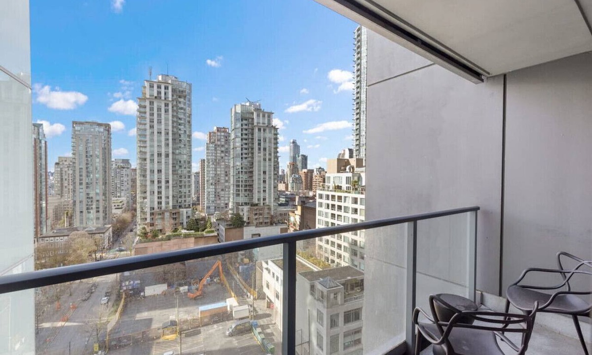 Central Apartment | Elegant 1BR Apt with Pool and Gym, Near Yaletown