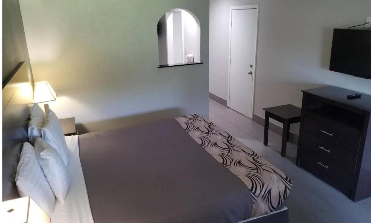 North Shore Hotel | Enjoy Relaxing Stay Perfect for Friends or Couples Discovering Houston Together