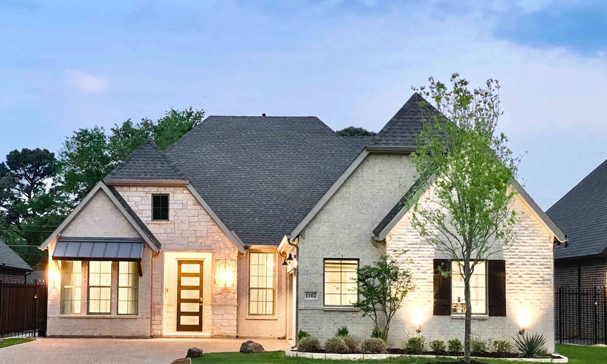 Arlington House | Entertainment District: Game Room Hot Tub Putting Green 4 Baths Walk to Stadiums