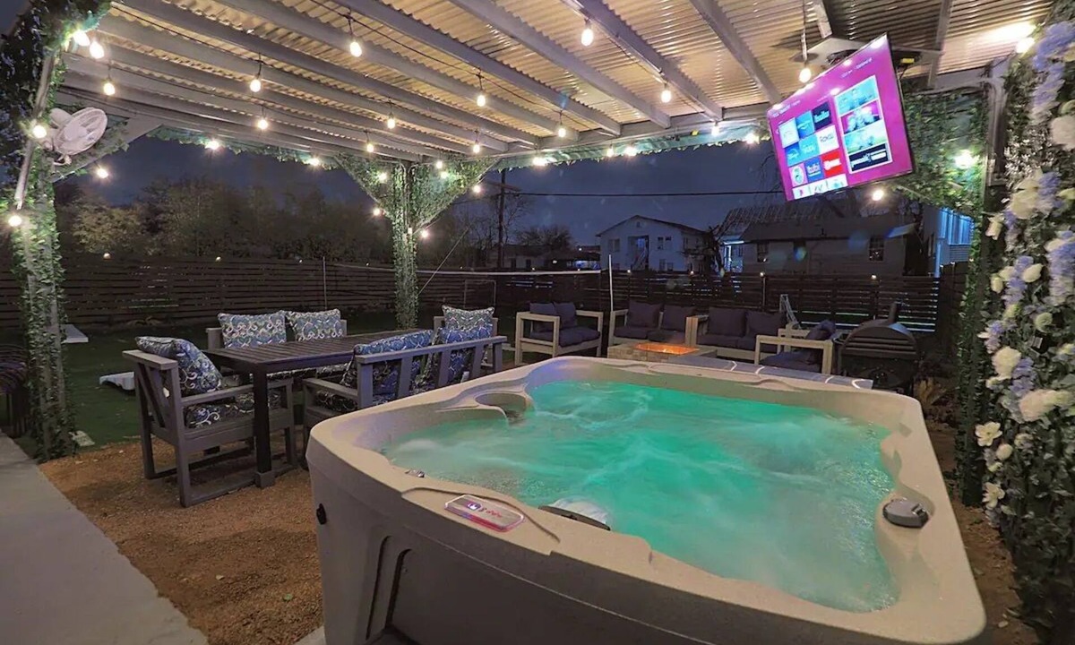 Midtown House | Epic Home-Hot Tub-Near DWTN -Games-Sleeps 16-Discounted Fall and Winter Rates!