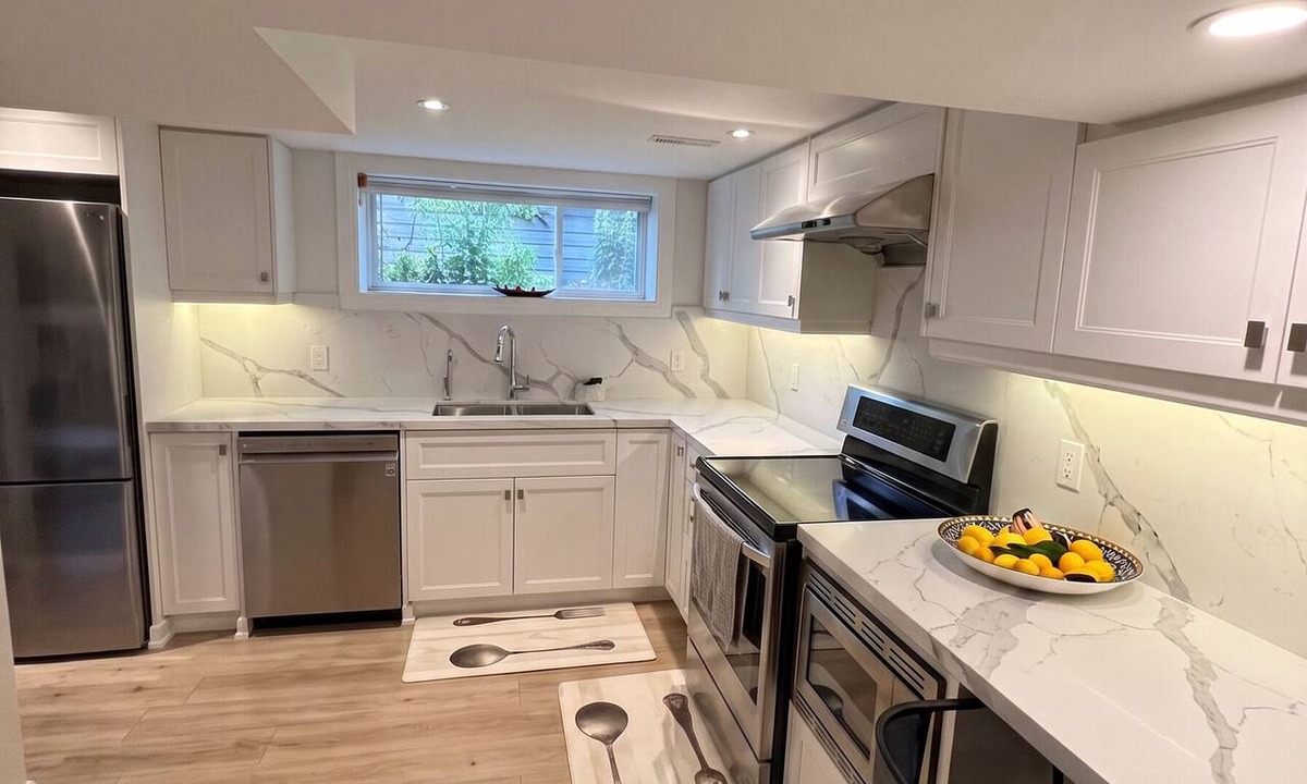 Humber Bay Apartment | Executive 1BR Suite | Express Transit to Downtown & Airport | Fast Wi-Fi