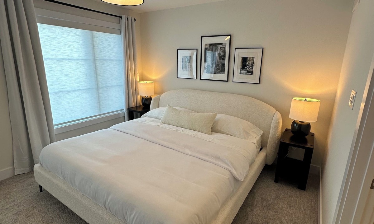 Burlington House | Executive Townhouse Burlington, this stylish place conveniently located to shops
