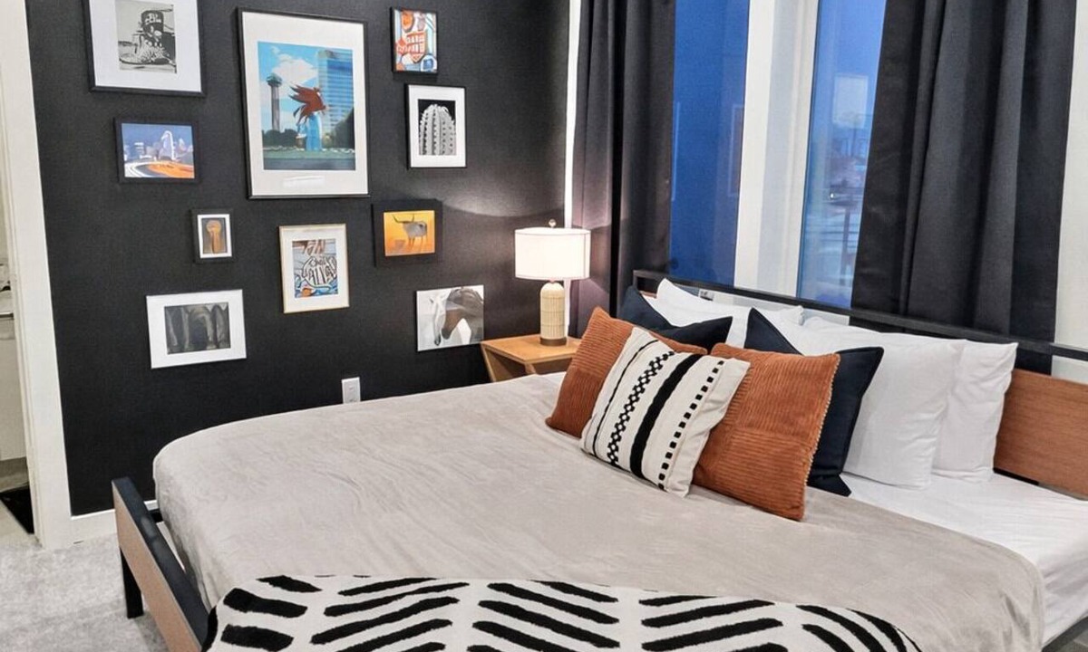 Cedars Apartment | Experience Downtown Dallas in this designer Modern Cowboy Chic 2BR featuring a rooftop terrace with skyline views, full kitchen, workspace, and pet-friendly comfort.