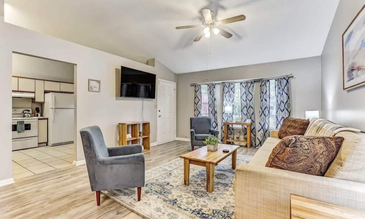 Savannah House | Fenced Yard, Patio & BBQ · Historic District Area