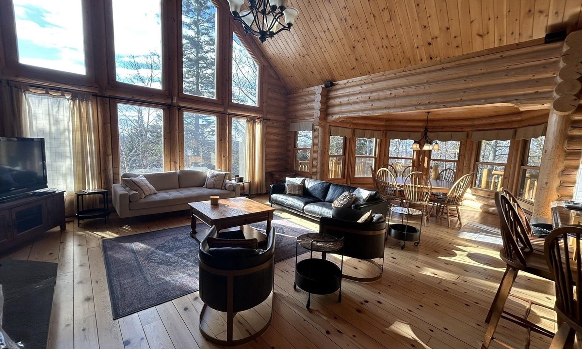 Fiddler Lake Resort Ski Chalet | Fiddler Lake, spacious log cabin with pool, spa, sauna, pool table, poker table
