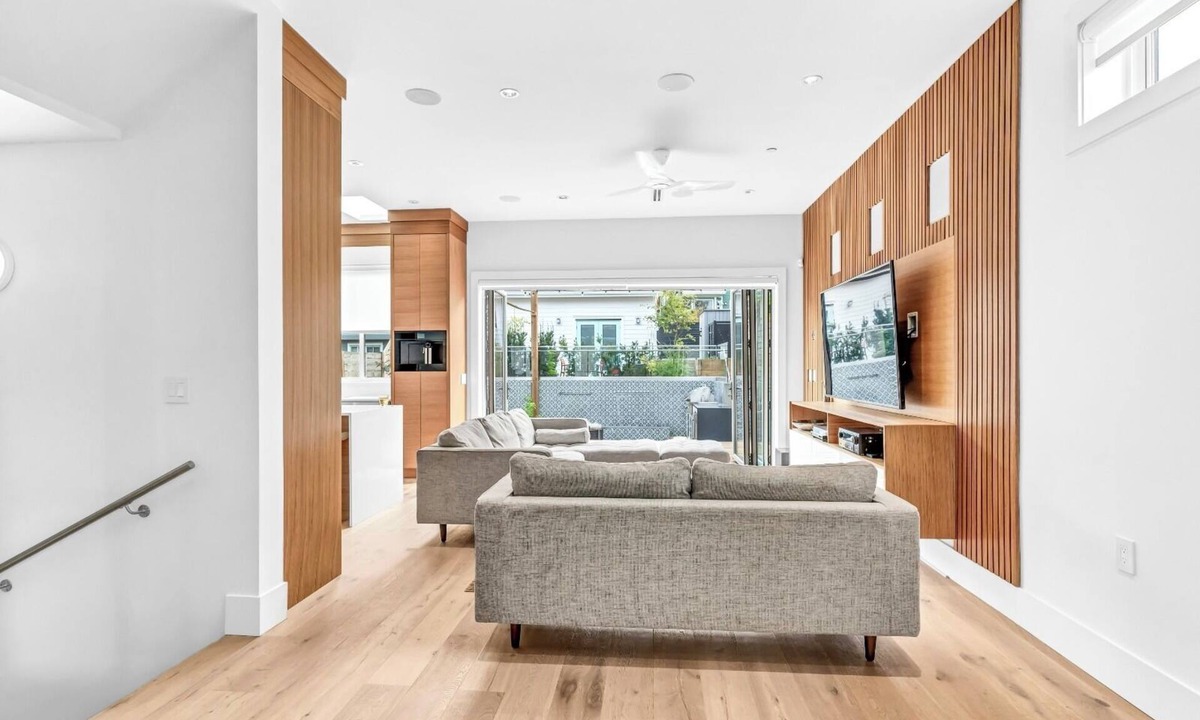 Riley Park House | FIFA 2026 Vancouver stay prime location sleeps 7 free parking kids friendly