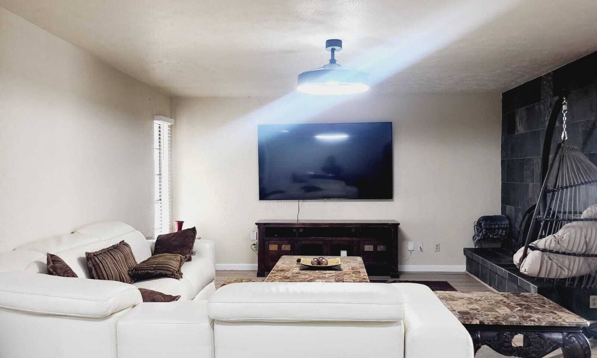 The Colony House | FIFA Soccer-Charming 4-bedroom house Wi-Fi + All room Smart TV's +Deck/Patio