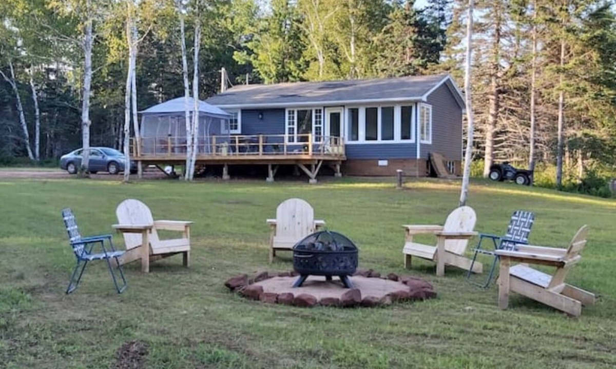Wood Islands Cottage | Five-minute walk to the sandy beach: Starfish Cottage awaits.