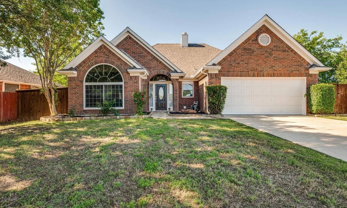 Flower Mound House | FL021 - Flower Mound Home - 3BD - Yard - Workspace
