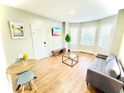 Sharon Hill Apartment | Floral Apartment by CityLux - 10 mins from Airport