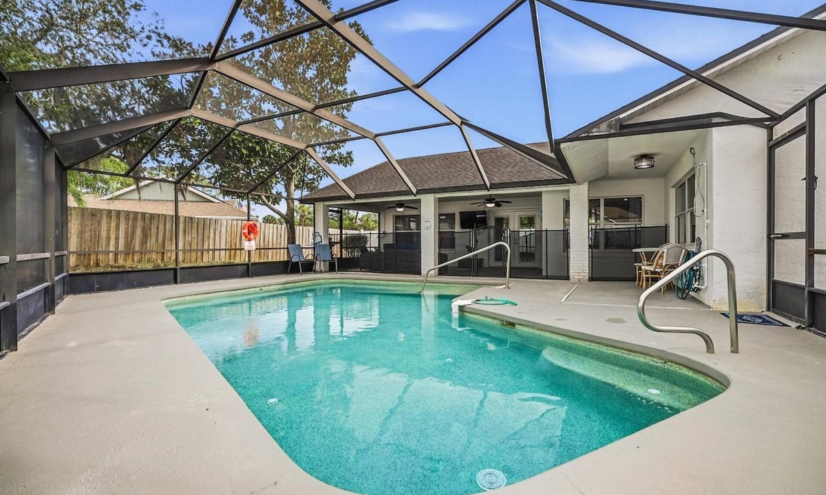 Palm Harbor House | Fun in the Sun Retreat | 3BR Pool Home | Dog Friendly | Minutes to Beach | Palm Coast
