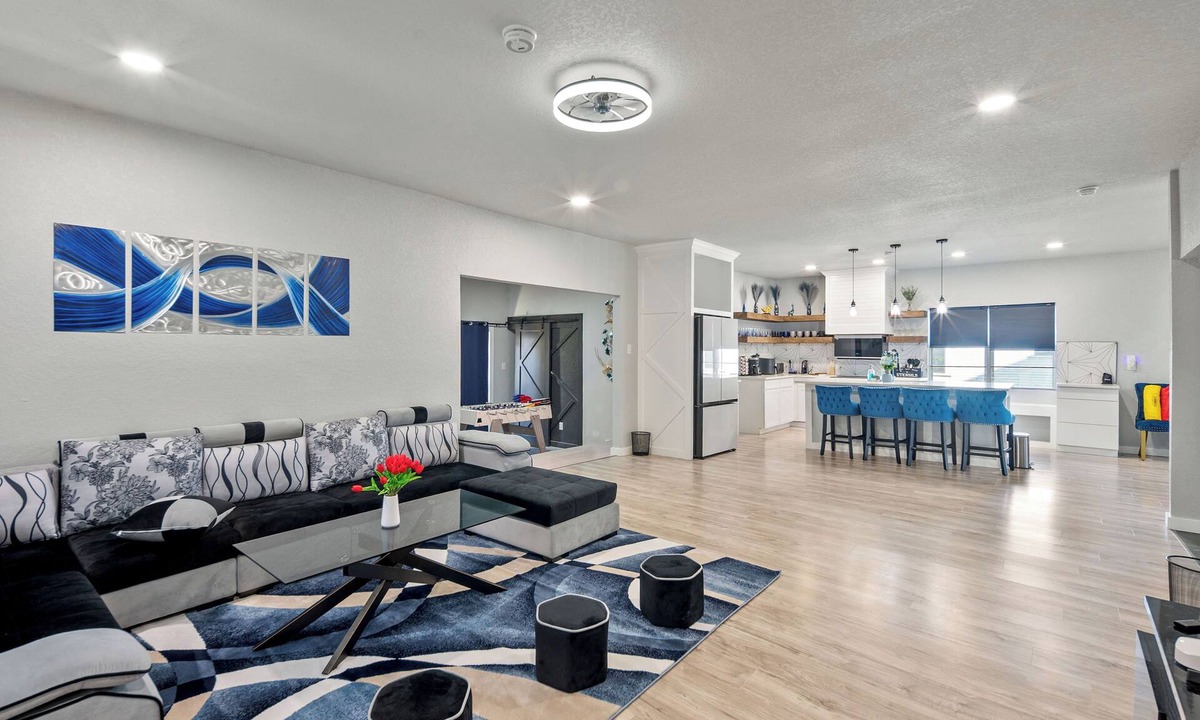 Jefferson House | Gorgeous 6BR Sleeps 18 with Hot Tub, BBQ, Games, Big Screen TV. Near Downtown