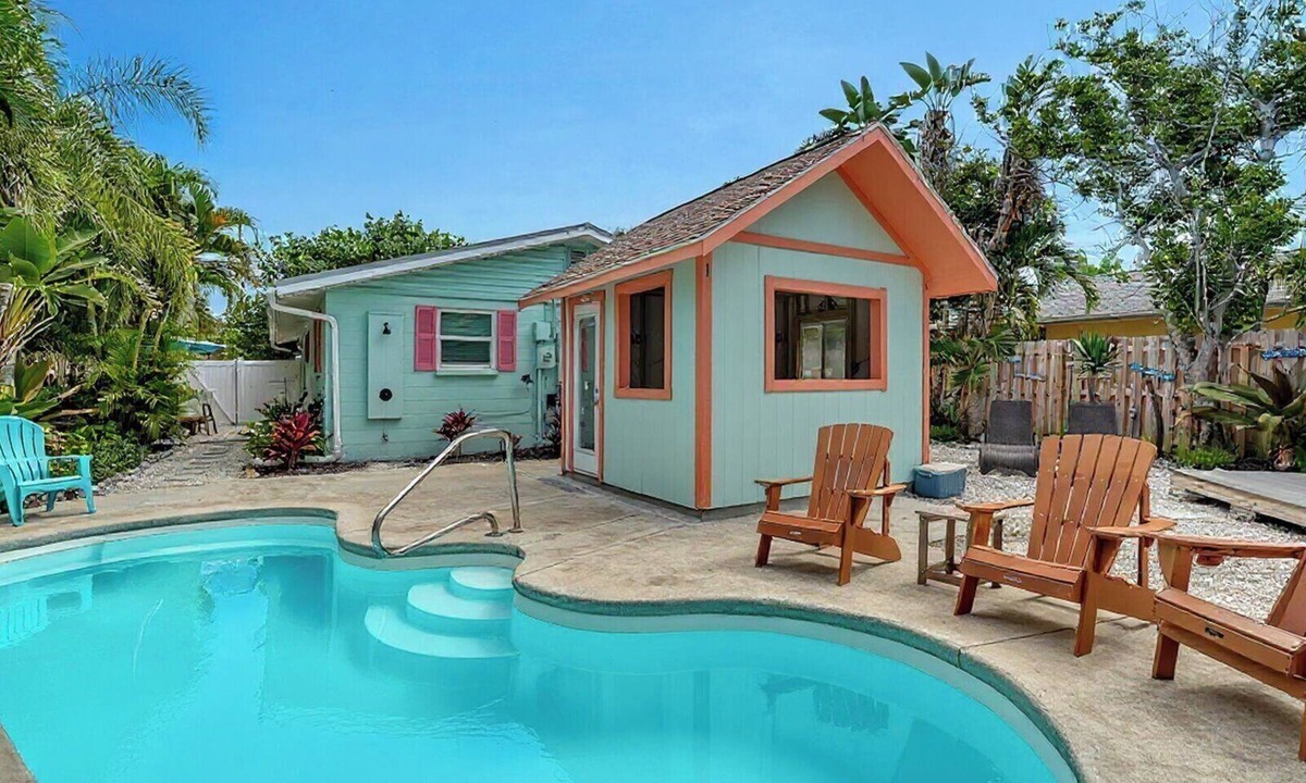 Ilexhurst Cottage | GREAT COTTAGE w/Heated Pool, Dog- See Note - Allowed | Prime Beach Location | Dog-Friendly | Sleeps 6 | Steps to Beach, Dining.