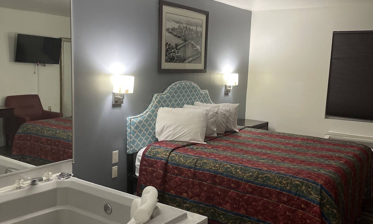 Berlin Hotel | Greenwoods Inn & Suites