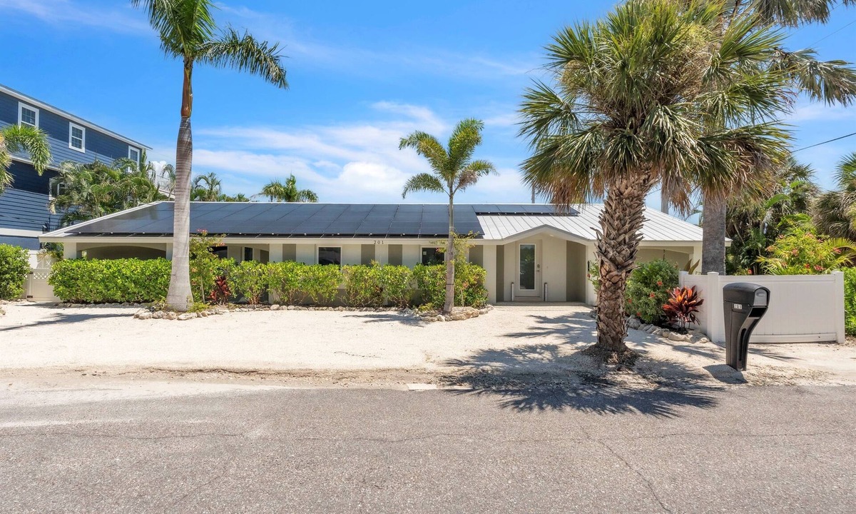 Holmes Beach House | Ground Floor Luxury 4BR Home · Heated Saltwater Pool & Spa · Very Close to Beach