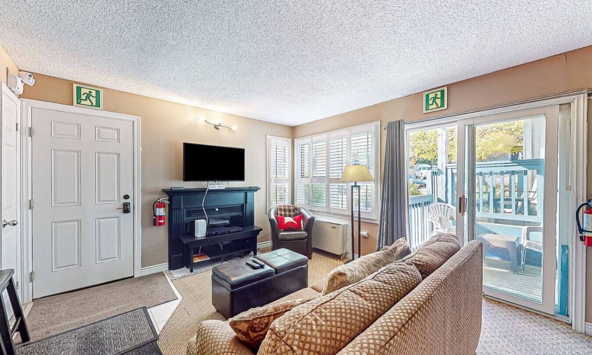 Craigleith Condo | Ground Level Studio with Pool, Hot Tub, Tennis!