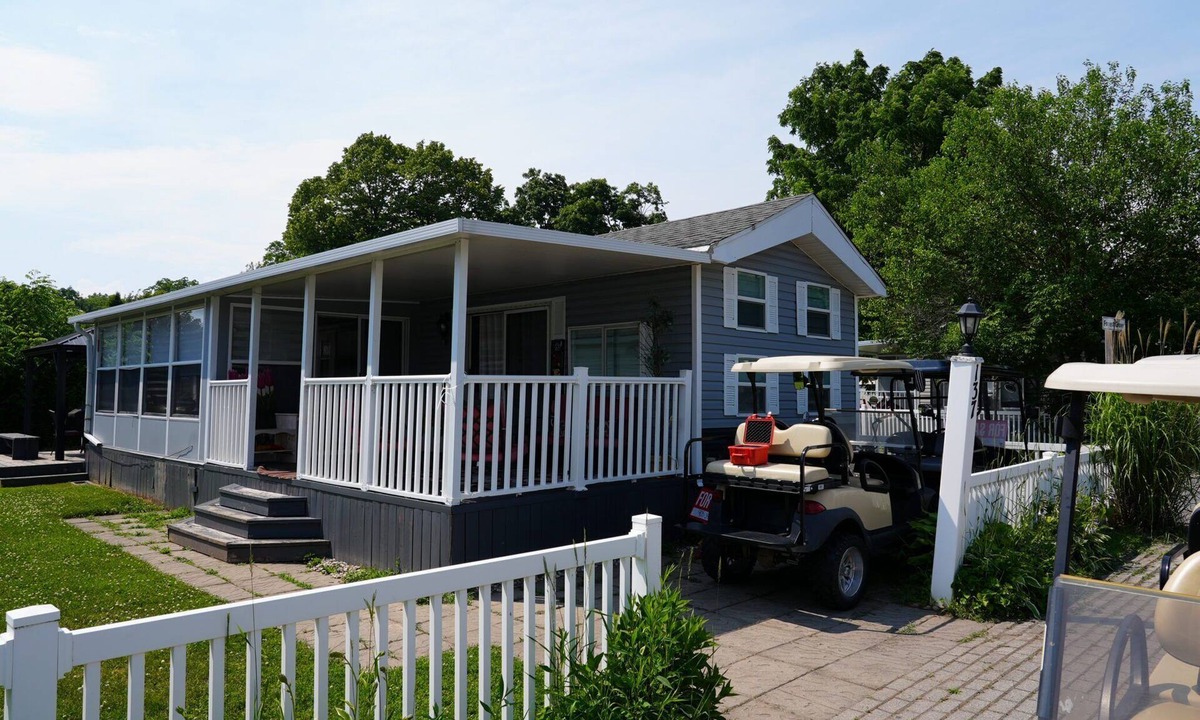 Sherkston Cottage | Hangout at newly renovated large corner lot Sherkston Shores Resort at lake Erie