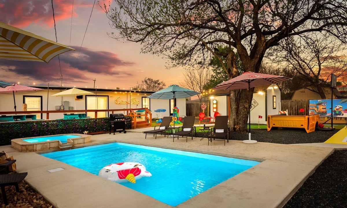 Shearer Hills - Ridgeview House | Heated Pool/Court/Casita/Game Room/Movie Drive-in
