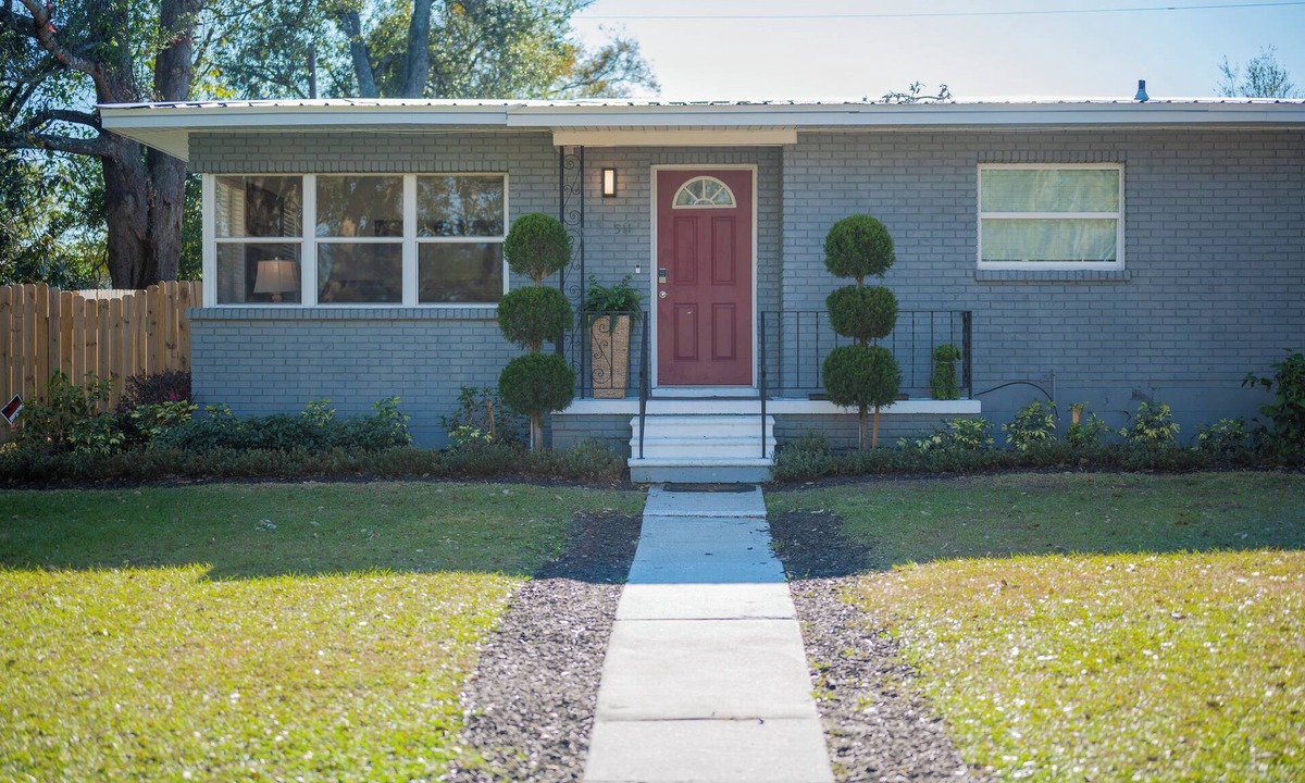 Lakeland House | Hillside Haven - 4BR LKLD Pool Home