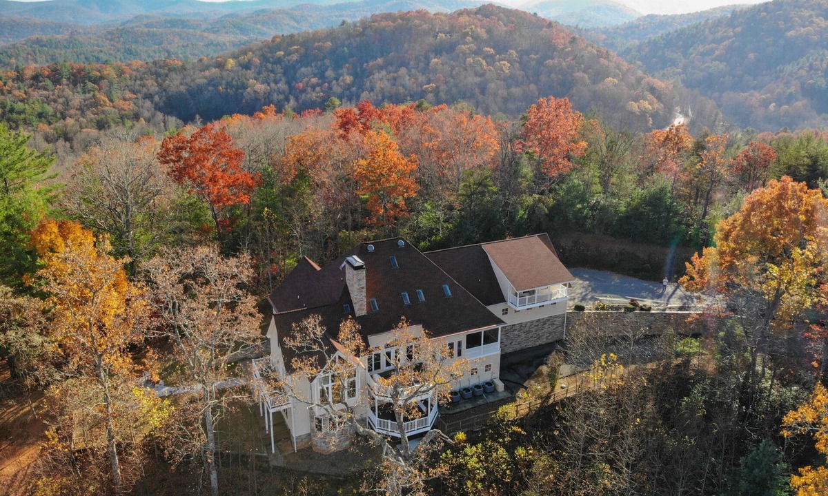 Blairsville House | Hot Tub, Arcade & Casino! Blue Ridge Mtn Mansion