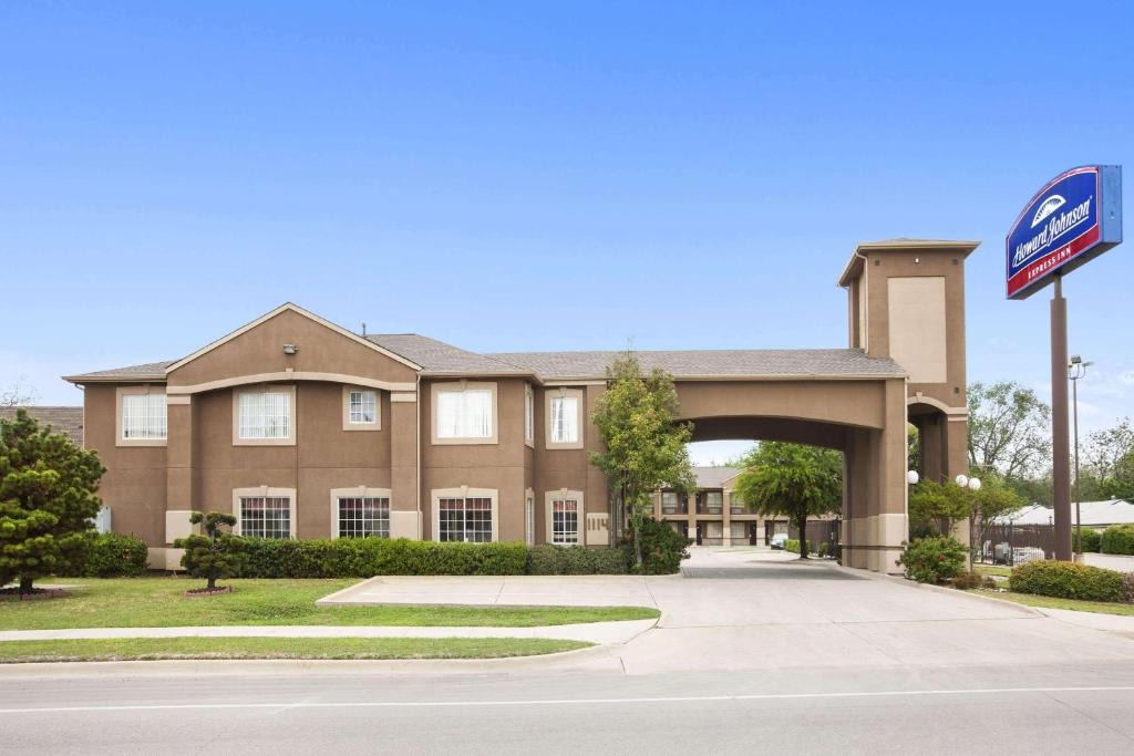Grand Prairie Hotel | Howard Johnson by Wyndham Grand Prairie Near Lone Star Park