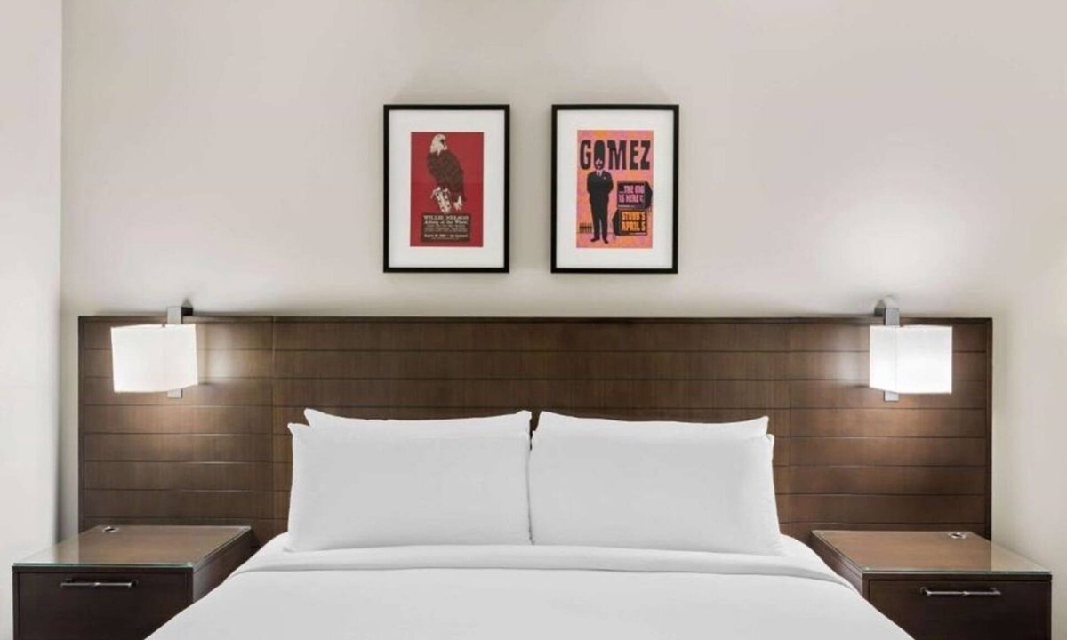 Bee Cave Hotel | Inviting Room w/Rooftop Lounge, Relaxing Outdoor Pool, & Complimentary Parking