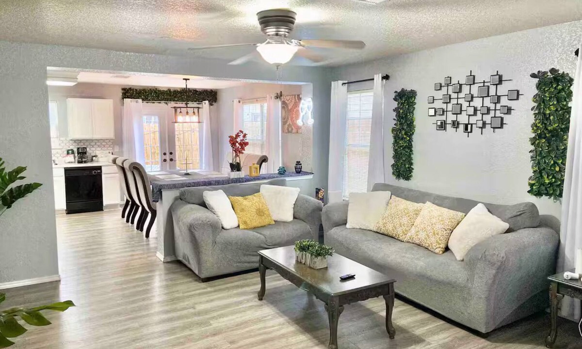 Maverick Creek House | King Bed Oasis UTSA/Six Flags/La Cantera/USAA/RIM